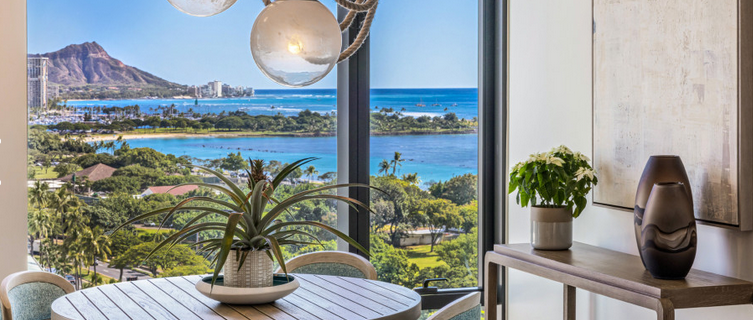 Skyline Serenity – 現代的なハワイのインテリア デザイン Skyline Serenity – Contemporary Hawaiian Interior Design